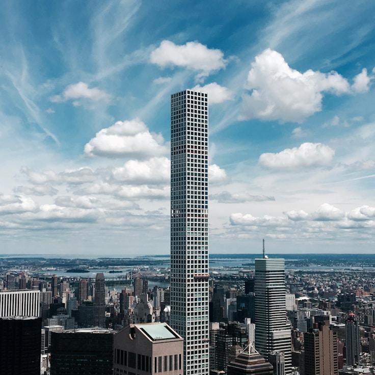 Parents evaluating schools in France